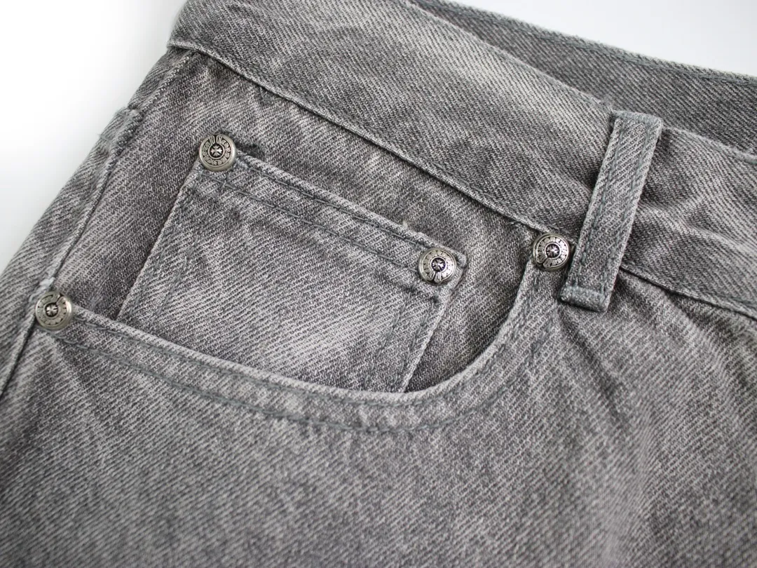 🅿️250 Style Number: D123 Chrome Hearts Matty Boy Sex Records Series Limited JJ Lin Gray and Leather High Street Jeans - CH jeans need to be washed and then disassembled and hand-stitched with sheepskin cross leather and then spliced ​​together to complete the process. The whole process is too complicated to explain. The texture can be seen in the hand, and it’s all about looking good. These are the most beautiful pants in Crow’s heart. They are made of beaded canvas fabric, and heavy washing makes the upper body of the fabric more textured, and the pants shape is tall and straight! The three-dimensional cutting of the whole trousers is a masterpiece! The hardware is customized by zp. The beaded canvas fabric is thick and soft after being washed. It has good breathability. Customized small leather label. Unique design. The details are simple and elegant, and the workmanship is exquisite. The whole trousers are neatly routed and the details are in place! It’s so cool that both men and women can easily control the trend of gender-neutral shorts!  Color: Gray with black Size: 28 30 32 34 36 Corresponding sizes s-xxl Available in seconds. Detailed sizes can be found in picture 9. Pants length: 107/108/109/110/111 Waist: 71/76/81/86/91 Sitting: 101/106/111/116/121
